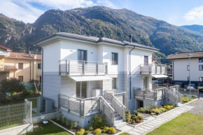 Villa Sunrise - upper floor - 3 bedrooms & Sunset - ground floor - 1 bedroom, Luxury property with pool & large private garden, few steps from the beach, ideal for people with mobility issues Dervio